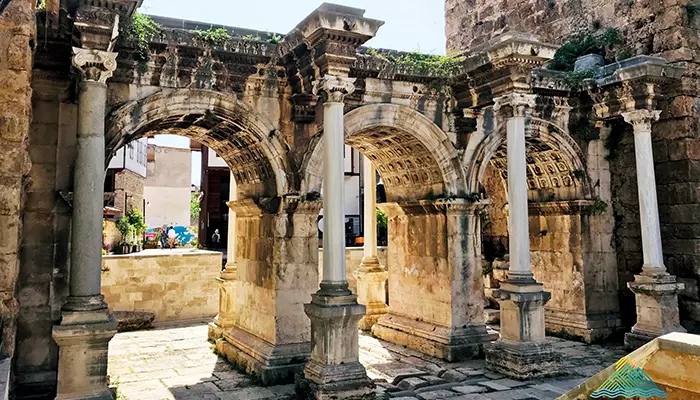 دروازه هادریان؛ دری به گذشته